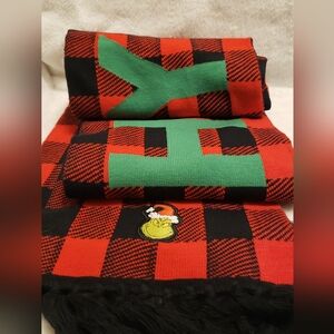 Universal Orlando Grinch Scarf.‎ NWOT